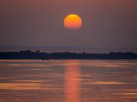 Teilweise verschleierte Abendsonne im Teleblick - Bulgarien